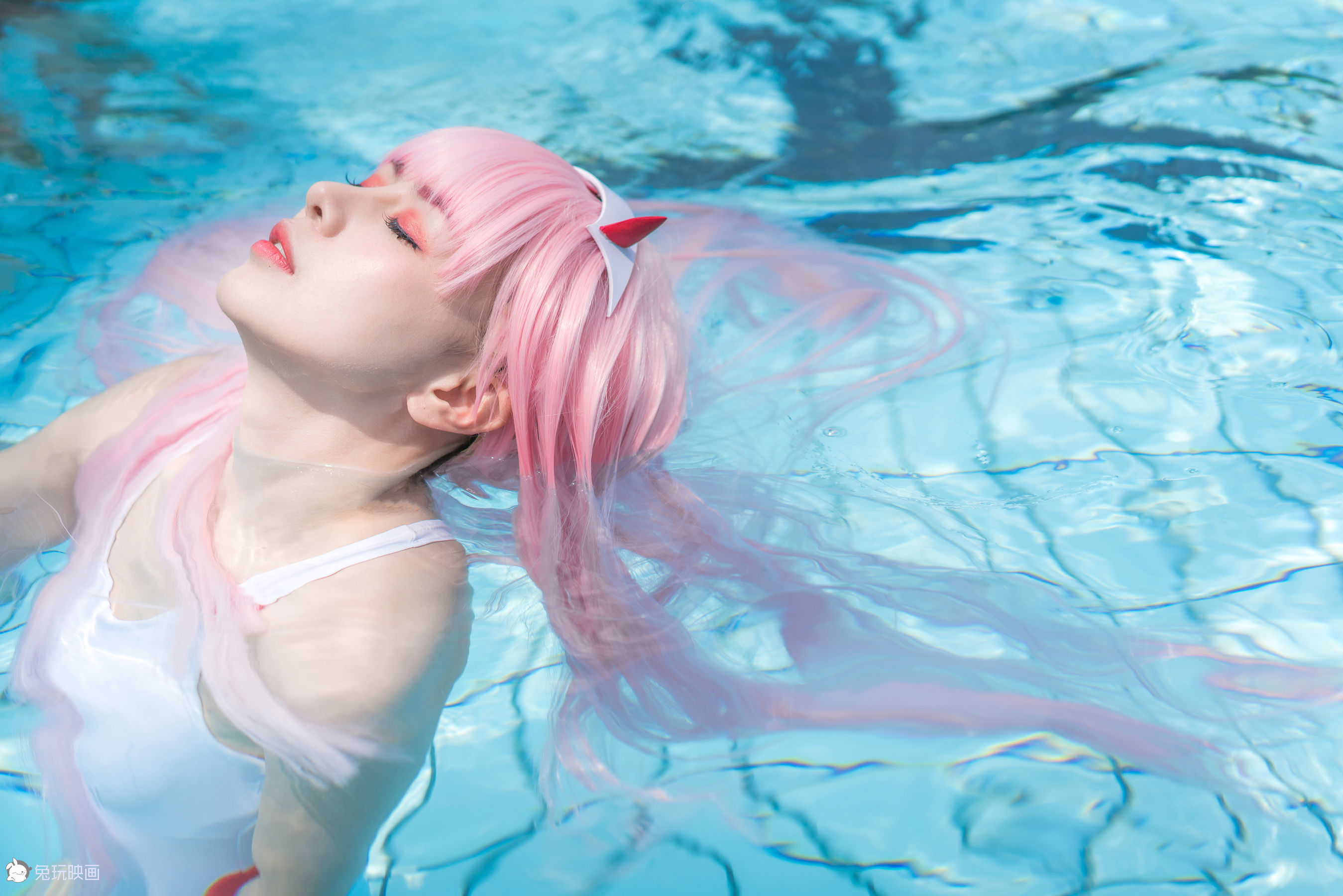 Summer swimsuit at the pool.-第1章-图片40