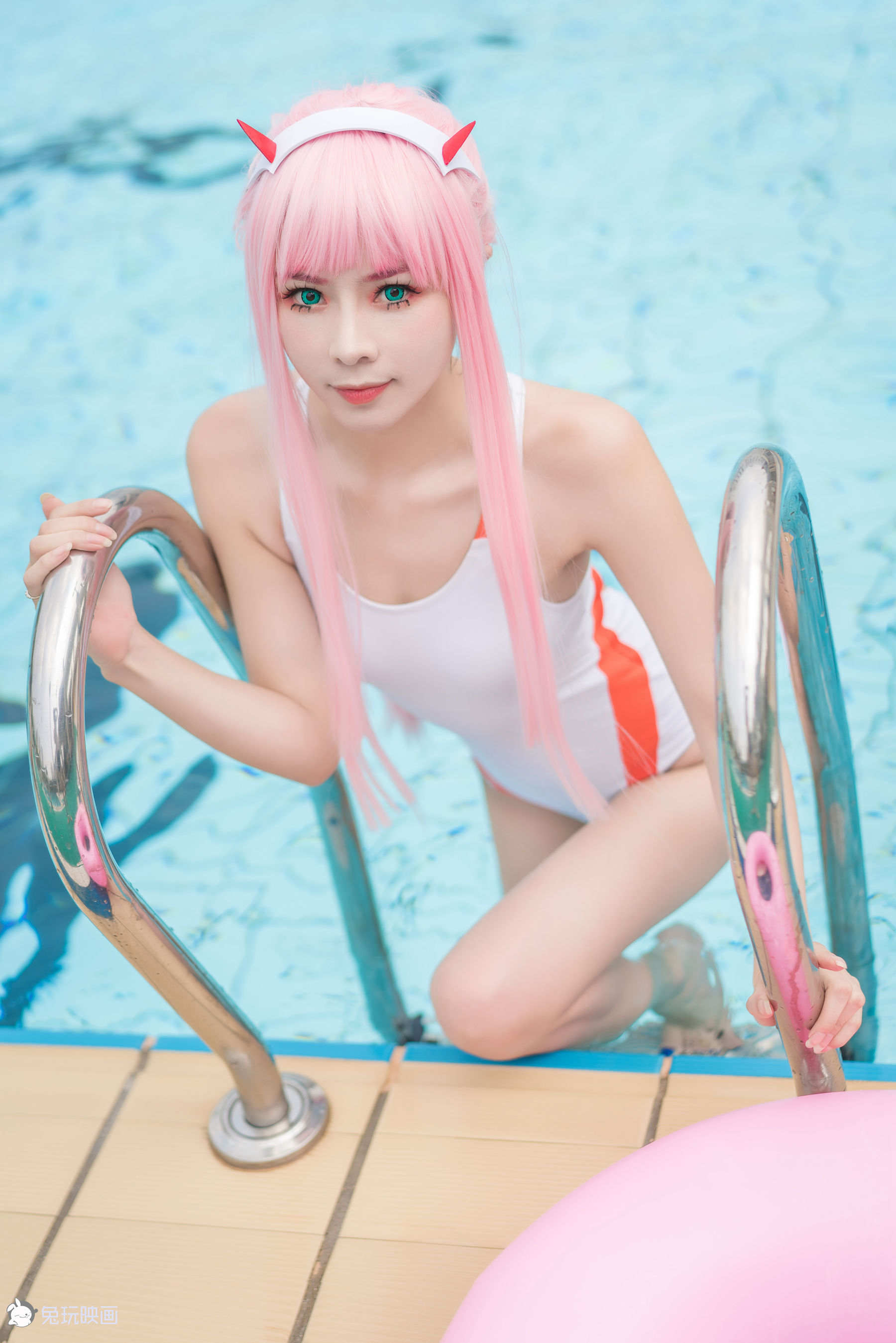 Summer swimsuit at the pool.-第1章-图片44